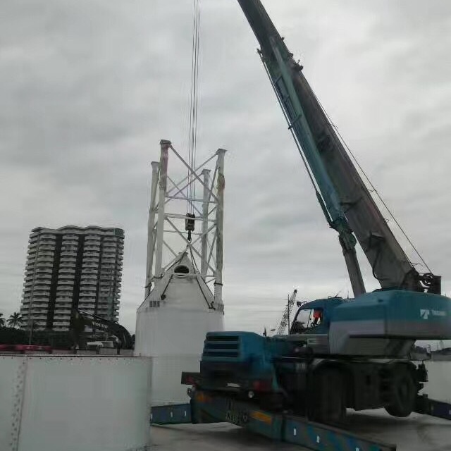 silo de cimento aparafusado de tamanho normal erguido na Tailândia